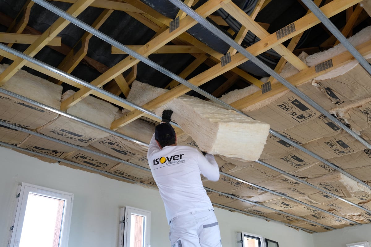 découvrez notre guide complet sur l'isolation avec la laine de verre : conseils pratiques, avantages et étapes d'installation pour améliorer le confort thermique de votre habitation.